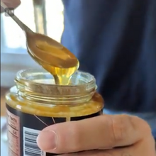 Load image into Gallery viewer, Tualang Honey on the Spoon
